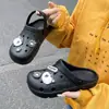 2023 Nuevas Zapatillas con Sensación de Pisar Caca para Mujer Verano Suela Gruesa Antideslizantes Pareja Ropa de Exterior EVA Lindas Crocs Estilo Hombre
