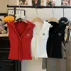 Chal de estilo coreano simple con cuello en V, cuello de corbata de lunares y almohadillas en el pecho incorporadas, camiseta base cómoda, ajustada y bonita para la espalda para mujer