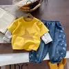 Coleção Outono 2026 Camiseta de Manga Longa para Meninos Top Falso Duas Peças Estilo Coreano Infantil Jeans Estrelado Roupa Infantil da Moda