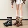 Botas de cano médio com aumento interno de 7cm, novo estilo 2026, com patchwork, fivela de cinto de couro, salto grosso e design de salto bloco, adequadas para mulheres, semelhantes a botas de montaria ou botas Martin