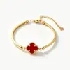 Pulsera de Trébol de Cuatro Hojas de Lujo Ligero para Mujer, Sensación de Alta Gama, Nácar, Ágata Roja y Negra, Acero de Titanio Chapado en Oro, Versátil, Ilumina el Tono de Piel, Regalo para Novia, Pulsera