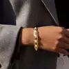 Pulseira Aberta Martelada Larga em Aço Inoxidável Dourado 18K Estilo Clássico com Toque de Luxo Leve e High-End, Joia Transfronteiriça