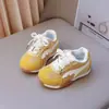 Zapatos de caminar transpirables retro para niñas, colección primavera/otoño 2026, zapatillas de malla ligeras antideslizantes para niños, zapatillas de entrenamiento alemanas para niños