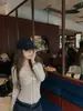 Top blanco de encaje con cuello en V, diseño coreano chic ajustado, estilo sexy de chica caliente francesa, deseo puro, manga larga