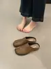 Mules Baixas Marrons de Bico Fechado para Mulheres, Novo Estilo Primavera/Verão 2026, Sapatos Casco de Porco, Meias-Pantufas Bico Dividido