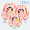 Roupas para atividades em família e com crianças, roupas coloridas para pais e filhos, outono e inverno, novo suéter com carinha sorridente, roupas para gincana escolar