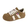 Novos sapatos casuais esportivos de outono que aumentam a altura, versáteis, tênis de sola grossa para mulheres, sapatos de treino alemães, vermelho