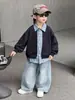 Conjunto de Ropa de Otoño para Niños 2026 Nuevo Estilo Chaqueta Falsa de Dos Piezas para Niños Jeans Handsome Conjunto Casual de Dos Piezas