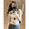 Camiseta de Tricô com Bordado Lindo e Manga Curta para Mulheres, Novo Estilo Primavera/Verão 2026, Cintura Marcada, Pode Ser Usada como Peça Externa ou Camada Base