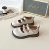 Zapatos de piel para niña 2026 primavera nuevo estilo niña corazón negro diamante zapatos de princesa niños medianos y grandes elegantes zapatos de piel con suela suave
