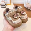 Nova coleção de outono de tênis infantis: sapatos casuais versáteis para meninas, sapatos casuais estilo coreano para meninas pequenas, sapatos de sola macia para bebês aprendendo a andar