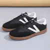 2025 nuevos zapatos planos casuales transfronterizos talla grande combinación de colores tendencia retro zapatos deportivos zapatos blancos de entrenamiento alemán zapatos de mujer