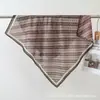 2026 Nuevo Bufanda Cuadrada Pequeña de Algodón Terciopelo Estampada por Ambos Lados para Primavera y Verano Bufanda de Cuello Versátil y Elegante para Mujer que Realza el Cutis