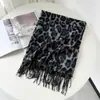 Bufanda de estampado de leopardo estilo vintage con una estética retro, de 'viejo dinero', con cachemira sintética y flecos, diseñada para mujeres, en estilo europeo y americano, adecuada para ventas transfronterizas, disponible al por mayor