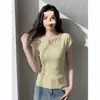 Camiseta amarilla de manga corta, hombros descubiertos, nuevo estilo verano 2026, elegante y hermosa blusa de punto de seda helada para mujer, para usar sola