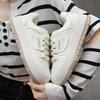 Tênis Esportivos Outono e Inverno 2025 Novos Sapatos Brancos Versáteis de Solado Grosso Moda Combinação de Cores Trbottomy Sapatos Casuais Femininos