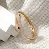 Pulseira Europeia e Americana de Estilo Exótico com Cobra de Duas Cabeças e Diamantes, Pulseira Transfronteiriça para Mulheres, Moda Personalizada, Luxo Acessível e Joia de Mão Versátil