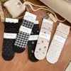 Nuevos calcetines holgados de longitud media sin costuras color café para otoño e invierno al por mayor, calcetines para mujer de algodón peinado con estampado integral de osos estilo coreano