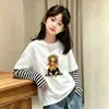 Camiseta de manga comprida para meninas, novo estilo 2026, para crianças mais velhas, feita de algodão puro, moda infantil, blusa para primavera e outono, gola redonda, camada base, design falso de duas peças