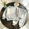 Sudadera de manga larga con cuello redondo y estampado de dibujos animados estilo coreano para niñas y pantalones jogger casuales, adecuados para usar en capas o solos, ropa infantil al por mayor
