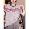 Camiseta de Manga Corta con Estampado de Contraste y Costuras Talla Grande para Mujer Verano 2025 Nueva Moda Holgada con Efecto Adelgazante Top con Hombro Derecho para Mujer