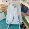 Mochila estudiantil a rayas verde claro de jazmín, estilo fresco y enérgico, ambiente de verano, mochila dulce para compras y sesión de fotos de chica
