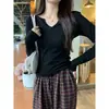 La popular y elegante camisa blanca de cuello en V de nicho de este año para mujer es un nuevo modelo de principios de otoño, un top corto de camiseta chic