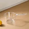 Nova e melhorada concha de água doméstica, com design mais fundo e espesso, cabo longo, tamanho grande, plástico transparente, ideal para pegar água na cozinha ou para lavar o cabelo