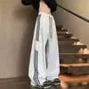 26 nuevos pantalones de chándal anchos de estilo americano con tres rayas y corte curvo para hombre, pantalones sueltos de seda helada, pantalones casuales para hombre, pantalones deportivos de marca de moda tendencia para hombre