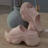 Sandalias de plataforma gruesa de 7.0 cm para mujer, nuevo estilo de verano, adecuadas para uso tanto en interiores como en exteriores, populares entre las influencers, hechas de material EVA con suela suave antideslizante