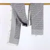 2025 Novo Lenço Om de Algodão e Linho com Toque de Cor Bloco Letras Estilo Coreano Fashionável para Viagem com Proteção Solar de Gaze