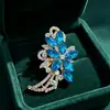 Novo broche de flor e folha de cristal estilo europeu e americano, ricamente adornado com diamantes, design vazado, adequado como acessório para vestidos, ternos e casacos