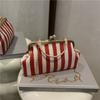 Bolsa de Mão Fashion com Alça de Clipe Listrada, Bolsa Quadrada Pequena Versátil Texturizada, Bolsa Transversal Elegante 2026 Novo Modelo para Mulheres