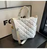 Bolsa de Tecido Transfronteiriça para Mulheres, Grande Capacidade, Nova Bolsa de Ombro Transversal Acolchoada Outono e Inverno 2026, Bolsa Tote de Alta Qualidade para o Dia a Dia