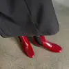 Botines Chelsea de piel estilo británico, colección invierno 2026, con tacón bajo grueso y cómodo, punta redonda, diseño versátil y empeine de piel genuina, perfectos para el uso diario