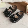 Zapatos de bebé de moda estilo coreano, modelo primavera y otoño 2026 con lazo grande, zapatos de bebé versátiles con cierre de velcro, fáciles de poner y quitar, zapatos para niños pequeños de suela suave