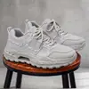 Zapatos de hombre 2026 nuevos de otoño, zapatillas casuales de malla transpirable, versátiles zapatos de papá blancos de suela gruesa para adolescentes