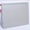 Atacado do Fabricante Em Estoque Base Suporte Calendário de Mesa 8 polegadas Versão Horizontal A5 Triângulo Papel Perolizado 2027 Escritório Estilo Simples