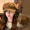 Bonito sombrero octogonal con estampado de leopardo y orejas de gato, boina cálida de gamuza estilo japonés para otoño e invierno, gorra de vendedor de periódicos versátil