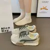 Sapatos casuais com solas macias, tênis de treino versáteis com cadarço para atacado, tênis leves e confortáveis femininos estilo retrô com bico redondo, novidade 2026