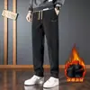 Pantalones deportivos casuales para hombre, corte holgado, pierna recta, forrados de felpa para otoño e invierno, modernos y versátiles, elegantes y deportivos, pantalones largos sencillos