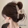 Pinza para el pelo de felpa con lunares de alta gama 2026, Pinza de tiburón moderna y exquisita para mujer, Versátil para el uso diario y el trabajo, Accesorio para el cabello