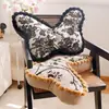 Almohada con Forma Retro con Relleno para Dormitorio, Ventana de Mirador y Sofá, con Patrón Floral de Mariposas Simple de Alta Gama
