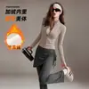 Conjunto de ropa deportiva cálida con terciopelo, corte ajustado, cuello alto, cárdigan deportivo, pantalones de yoga estilo falda que cubren la cadera, conjunto para mujer