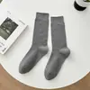 Calcetines de algodón blancos para mujer, calcetines holgados de color liso versátiles estilo coreano, calcetines de media pantorrilla transpirables y absorbentes de sudor para mujer, calcetines largos negros