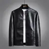2026 Comercio Exterior Al por Mayor Primavera Otoño Estilo Coreano Moderno Atractivo Ajustado Chaqueta de Cuero PU para Hombre Chaqueta de Cuero para Hombres Jóvenes Ropa de Motocicleta Ropa de Abrigo