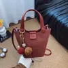 Bolso tipo cubo de cuero PU esmerilado estilo Maillard vintage para mujer, nuevo modelo otoño e invierno 2026, bolso cruzado versátil con diseño único