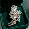 Nuevo broche de flor y hoja de cristal estilo europeo y americano, profusamente adornado con diamantes, diseño calado, adecuado como accesorio para vestidos, trajes y abrigos