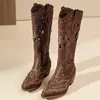 Botas Longas de Verão 2026 Vazadas Estilo Cowboy Ocidental para Mulheres, Sandálias de Cano Alto com Salto Grosso, Bordadas com Rebites Vintage, Bico Fino Respirável