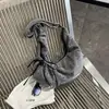Bolsa de ombro em tecido com estampa de estrelas, bolsa transversal casual para o dia a dia da mulher, design macio e plissado, uma bolsa única e elegante em formato de bolinho